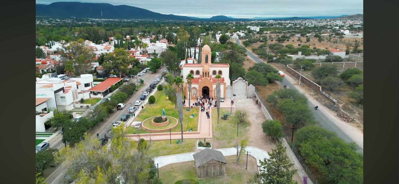 Iglesia del Club - Jardines Externos